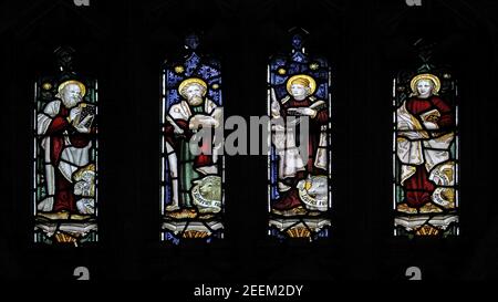 Ein Buntglasfenster von C E Kempe & Co., das die vier Evangelisten darstellt, St Andrew's Church, Weissendine, Rutland Stockfoto