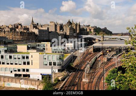 Das östliche Ende der Edinburgh Waverley Station, von oben gesehen Calton Tunnel, und Blick in Richtung North Bridge und das Schloss. 17th Mai 2009. Stockfoto