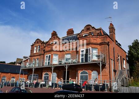 Geschäftiges Hotel mit Biergarten an der Felixstowe Seafront, Suffolk, Großbritannien Stockfoto