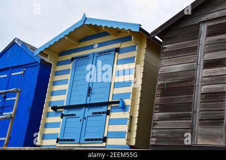 Strand Hütten auf Felixstowe Strandpromenade, Suffolk, Großbritannien Stockfoto