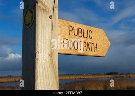 Öffentlicher Fußweg Schild neben dem Fluss Ouse, in der Nähe von Goole, East Yorkshire, England Stockfoto