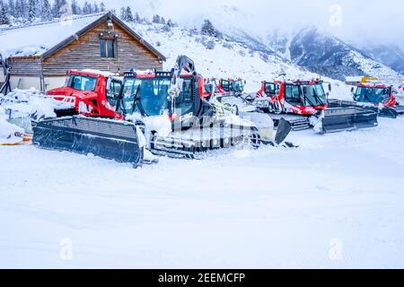 AURON, FRANKREICH - 02,01.2021: Schneepflug LKWs unter dem Schnee auf einem Parkplatz im Skigebiet Berge. . Hochwertige Fotos Stockfoto