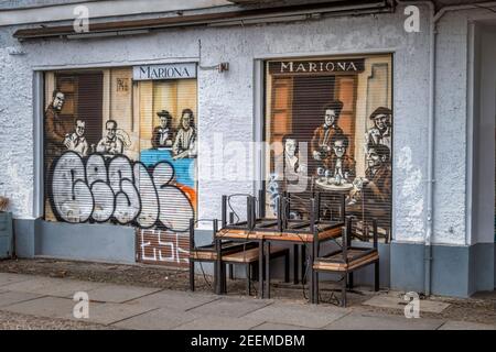 Lockdown während der Corona-Pandemie, geschlossenes Restaurant Mariona, Skalitzerstrasse, Kreuzberg, Berlin Stockfoto