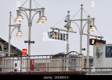 U-Bahnhof Warschauer Strasse, bei Tagesllicht beleuchteter Bahnsteig, Energieverschwendung, BVG, Berlin-Friedrichshain, Deutschland, Stockfoto