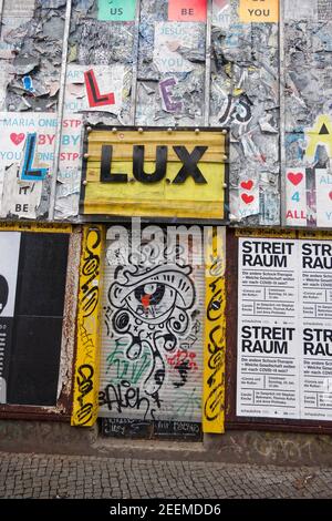 Lockdown während der Corona-Pandemie, geschlossener Club Lux an der Schlesischen Straße in Berlin-Kreuzberg, Bar, Club, Event-Location, Musuikhalle, Stockfoto