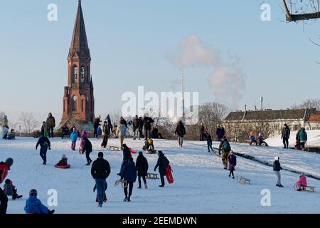 Schlittenfahren im Goerlitzer Park, Winter, Kreuzberg, Berlin Stockfoto