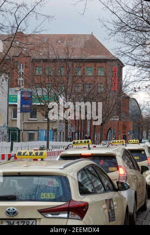 Taxis vor Corona Impfzentrum Arena Treptow, Berlin . Corona-Impfzentrum / Corona, Covid-19, Covid19, Coronakrise, Coronavirus, Corona-Virus, Corona-K Stockfoto