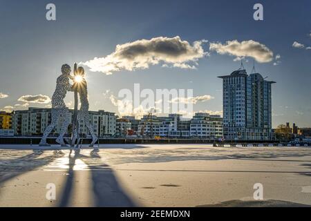 Molecule man Men, Monumentalkunstwerk von Jonathan BOROFSKY in der Spree im Osthafen , Treptowers, Gegenlicht, Symbolbild, Stockfoto