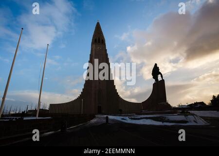 Statue des Entdeckers Leif Erikson vor Hallgrímskirkja (Kirche von Hallgrmur), einer lutherischen (Kirche von Island) Pfarrkirche in Reykjavík, Island Stockfoto