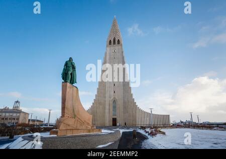 Statue des Entdeckers Leif Erikson außerhalb Hallgrímskirkja (Kirche von Hallgrmur) ist eine lutherische (Kirche von Island) Pfarrkirche in Reykjavík, Island Stockfoto