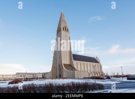 Hallgrímskirkja (Kirche von Hallgrmur) ist eine lutherische (Kirche von Island) Pfarrkirche in Reykjavík, Island Stockfoto