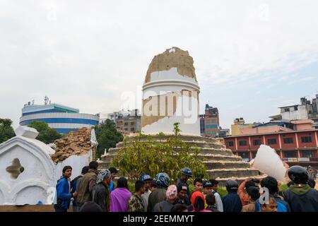 KATHMANDU, NEPAL - 26. APRIL 2015: Der eingestürzte Dharhara-Turm nach dem schweren Erdbeben am 25. April 2015. Stockfoto