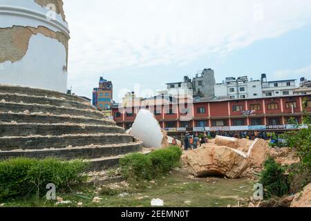 KATHMANDU, NEPAL - 26. APRIL 2015: Der eingestürzte Dharhara-Turm nach dem schweren Erdbeben am 25. April 2015. Stockfoto