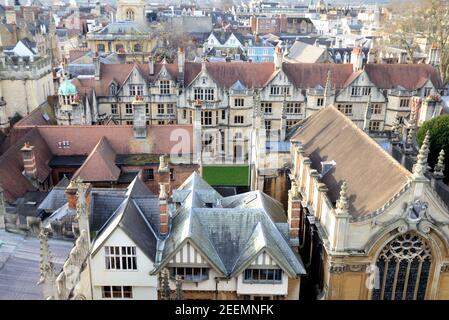 Luftansicht oder Hochwinkelansicht über den Dächern der Oxford Old Town & Brasenose College, Oxford University, Oxfordshire England, Großbritannien Stockfoto