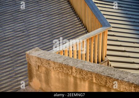 Geometrische abstrakte Muster erstellt von Long Shadows on Wall & Brüstung von Fort Saint Jean Marseille Provence Frankreich Stockfoto