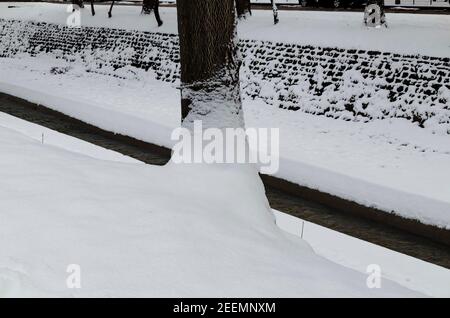 Winterlandschaft mit Fluss und schmelzendem Schnee aus nächster Nähe in Sofia, Bulgarien Stockfoto