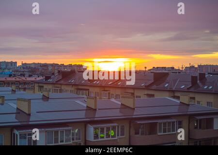 Flieder Morgengrauen über den Dächern der Häuser in der Stadt. Morgen eines neuen Tages. Stockfoto