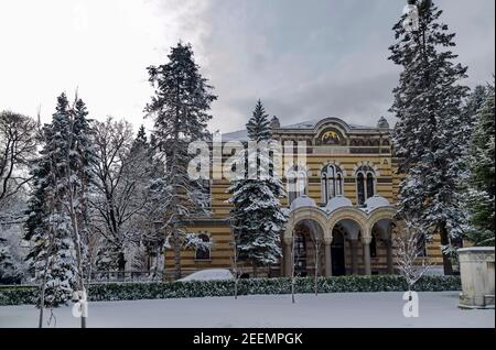 Winterszene mit dem Bau der Heiligen Synode der Bulgarisch-Orthodoxen Kirche in Sofia, Bulgarien Stockfoto