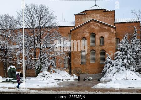 Die Winterszene mit dem Denkmal eines unbekannten Kriegers befindet sich neben der Kirche von St. Sofia, Sofia, Bulgarien Stockfoto