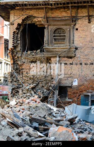KATHMANDU, NEPAL - 14. MAI 2015: Zerstörtes Gebäude und Trümmer nach zwei großen Erdbeben in den letzten Wochen. Stockfoto