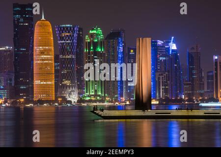 Doha Skyline Reflexion am Meer bei Nacht, Katar Stockfoto