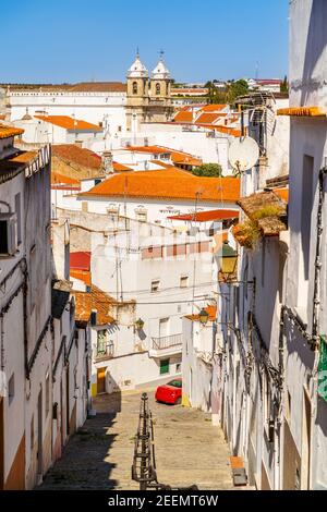 Stadtbild von Campo Maior mit der Kirche des heiligen Johannes des Täufers, Alentejo, Portugal, Europa Stockfoto