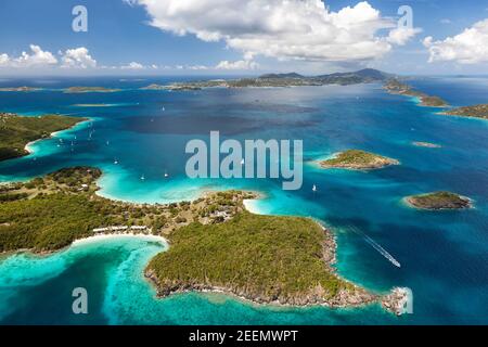 Luftaufnahme der Caneel Bay auf der Insel St. John mit St. Thomas in der Ferne in den Vereinigten Staaten Jungferninseln. Stockfoto