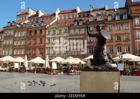 Die Statue der Meerjungfrau Syrenka, der Beschützerin Warschaus, auf dem Marktplatz der Altstadt Stockfoto