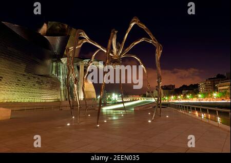 Maman bei Nacht, vor dem Guggenheim Museum, Bilbao, Spanien Stockfoto