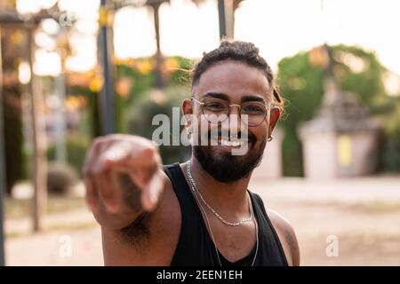 afroamerikanischer Athlet Junge begrüßt lächelnde Kamera in einem Park. Stockfoto