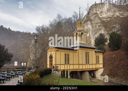 Kleine Holzkapelle über dem Fluss in Ojcow, Polen gebaut Stockfoto