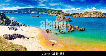 Malerische Küsten und Küstenstädte in Nordspanien. Noja Beach in Kantabrien, Spanien. Stockfoto