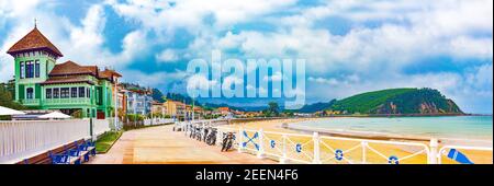 Malerische Landschaft mit Architektur und Strand. Strandpromenade in Ribadesella, Asturien, Spanien. Stockfoto