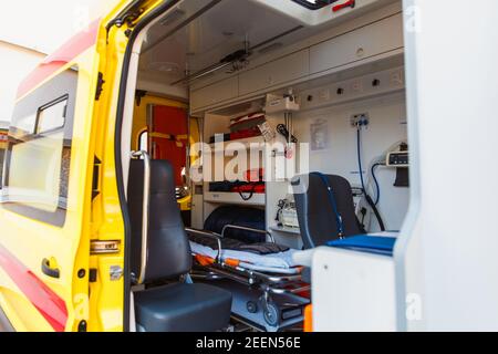 Zaporozhye, Ukraine- November 08 2019 : Ausrüstung für gelbe Krankenwagen. Blick von innen. Stockfoto