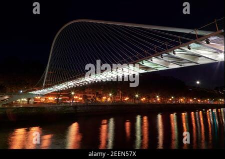 Nacht-Bild der Zubizuri Brücke über den Fluss Nervion in Bilbao, Spanien. Stockfoto