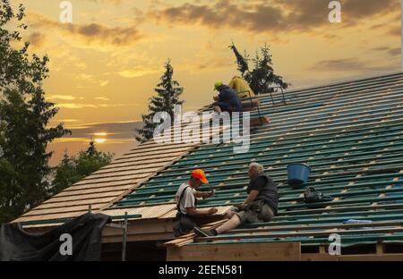 ZAKOPANE, POLEN - Aug 19, 2020: Generalunternehmer Installation von neuem Dach - Holzhaus Stockfoto