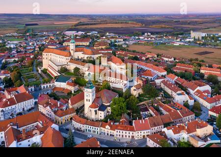 Luftaufnahme der Burg Mikulov und des Geländes bei Sonnenaufgang in der südmährischen Stadt Mikulov in der Tschechischen Republik. Stockfoto