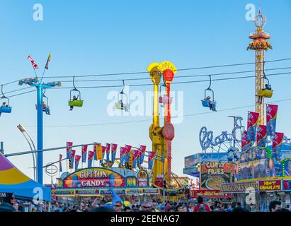 CNE oder Kanada National Exhibition: Allgemeine Ansicht von Fahrgeschäften, Essensstände und Öffentlichkeit. Stockfoto