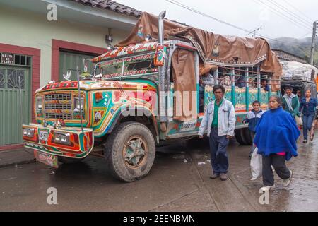 Silvia, Kolumbien - 16. November 2010: Ein Bus mit hellen Farben dekoriert, wartet mit Menschen füllen, um in eine nahe gelegene Stadt, aus der Stadt Si verlassen Stockfoto