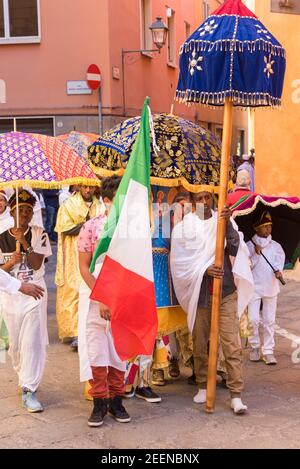 Die Menschen genießen es, in einem eritreischen Kirchenfest religiöse Kleidung tragen, Musik spielen und tanzen in den Straßen von Bologna Ital Stockfoto