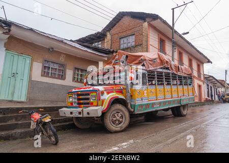 Silvia, Kolumbien - 16. November 2010: Ein Bus mit hellen Farben dekoriert, wartet mit Menschen füllen, um in eine nahe gelegene Stadt, aus der Stadt Si verlassen Stockfoto