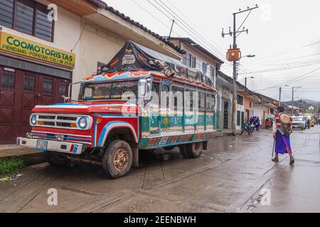 Silvia, Kolumbien - 16. November 2010: Ein Bus mit hellen Farben dekoriert, wartet mit Menschen füllen, um in eine nahe gelegene Stadt, aus der Stadt Si verlassen Stockfoto