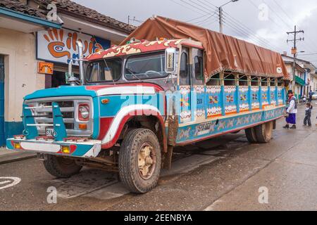 Silvia, Kolumbien - 16. November 2010: Ein Bus mit hellen Farben dekoriert, wartet mit Menschen füllen, um in eine nahe gelegene Stadt, aus der Stadt Si verlassen Stockfoto