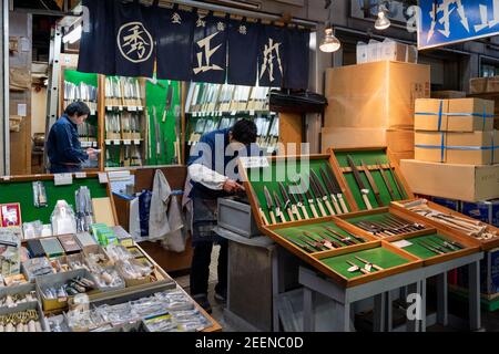 Tokio, Japan - Jan 22 2016: Messer- und Klingengeschäft auf dem Tsukiji-Markt in Tokio, Japan. Stockfoto