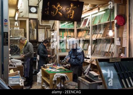 Tokio, Japan - Jan 22 2016: Messer- und Klingengeschäft auf dem Tsukiji-Markt in Tokio, Japan. Stockfoto