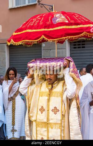 Die Menschen genießen es, in einem eritreischen Kirchenfest religiöse Kleidung tragen, Musik spielen und tanzen in den Straßen von Bologna Ital Stockfoto