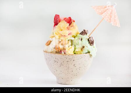Eis mit Erdbeere, Erdnuss, Schokolade Stockfoto