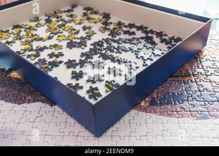 puzzleteile in einer blauen Box Stockfoto