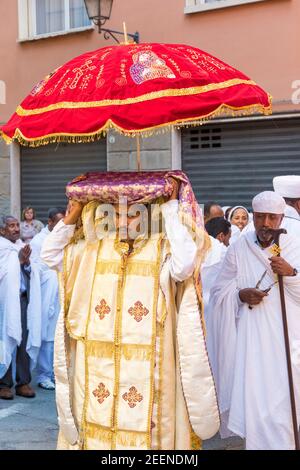 Die Menschen genießen es, in einem eritreischen Kirchenfest religiöse Kleidung tragen, Musik spielen und tanzen in den Straßen von Bologna Ital Stockfoto