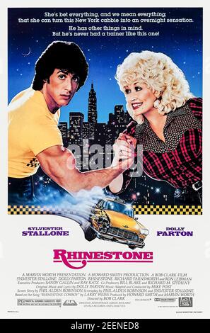 Rhinestone (1984) unter der Regie von Bob Clark mit Sylvester Stallone, Dolly Parton und Richard Farnsworth. George Bernard Shaw hat diesen nie kommen sehen! Ein Country-Musik-Star muss einen widerlichen New Yorker Taxifahrer in einen Sänger verwandeln, um eine Wette zu gewinnen. Stockfoto